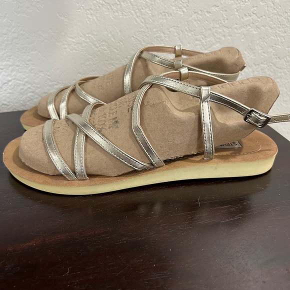 Steve Madden strappy sandals.  Size 9 - Picture 2 of 2